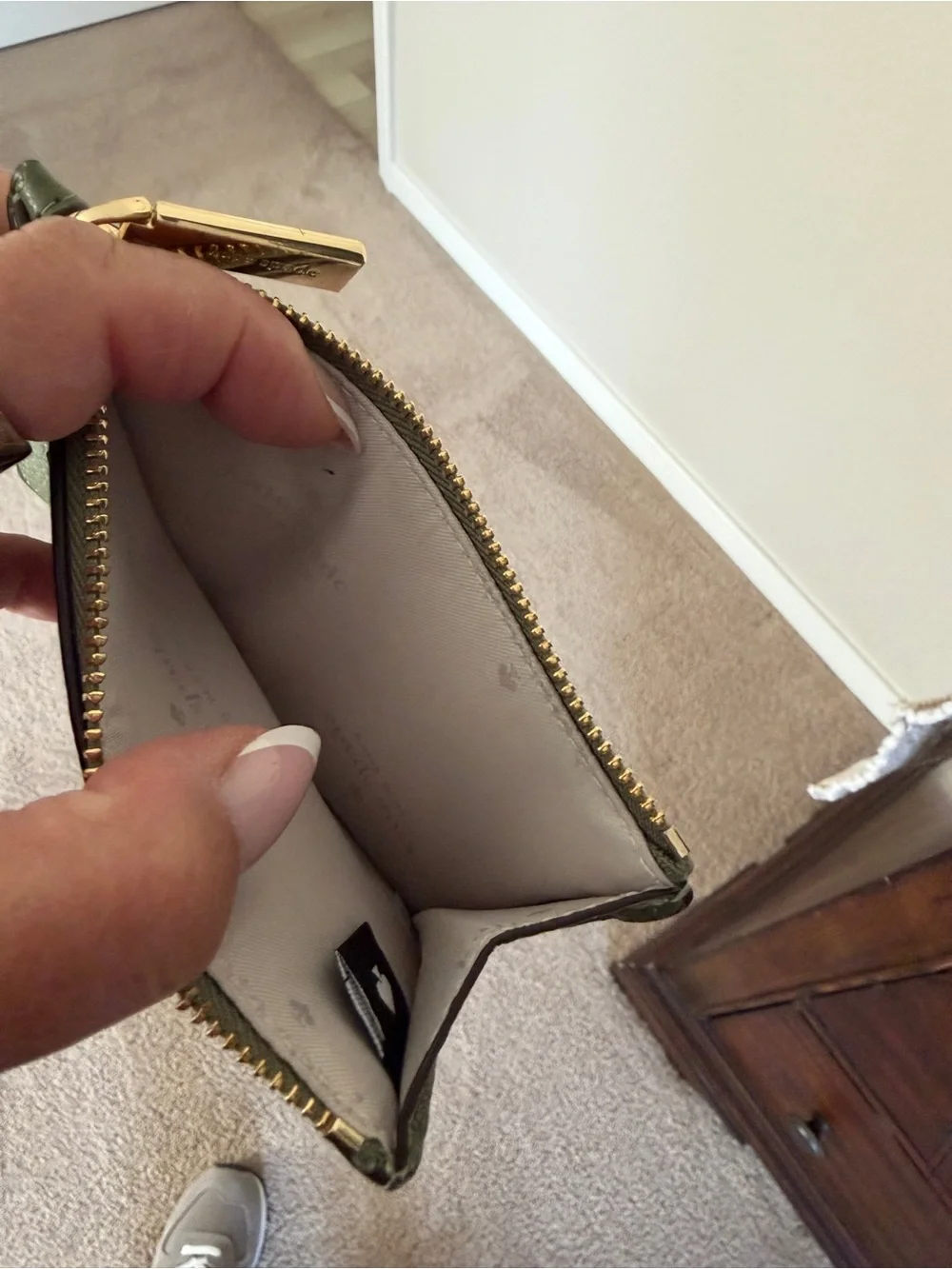 kate spade green pebble leather zip cardholder with gold spade logo